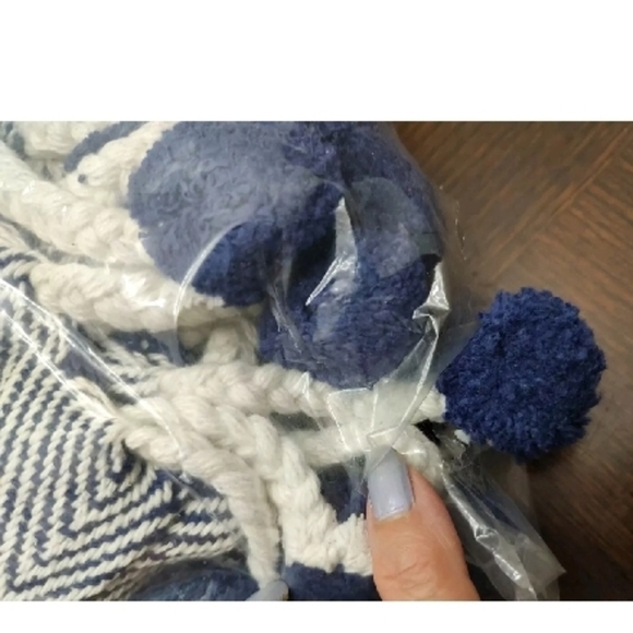 Karma living herringbone patterned throw with pom-pom trim - new in bag!! - Picture 8 of 10